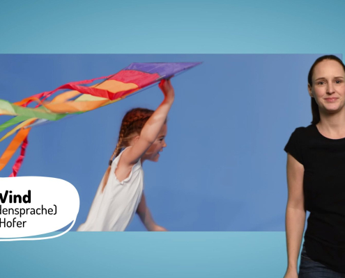 Frau mit bunten Schals im Wind