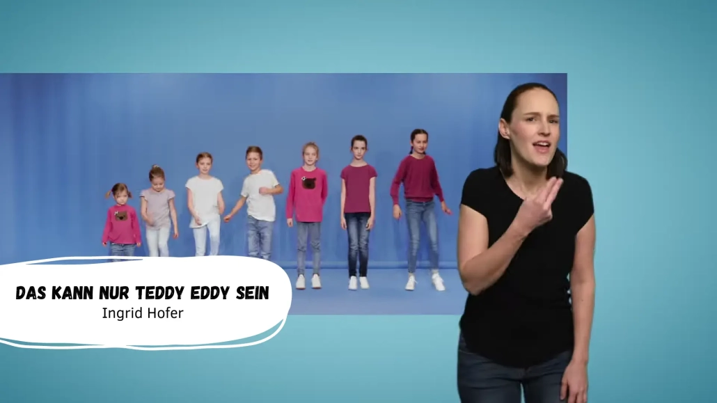 Kinder stehen in einer Reihe und tanzen zu einem Kinderlied.