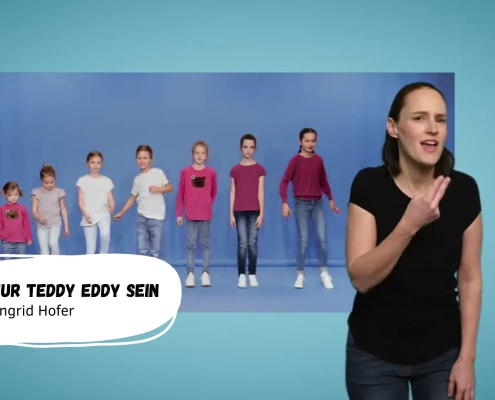 Kinder stehen in einer Reihe und tanzen zu einem Kinderlied.