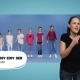 Kinder stehen in einer Reihe und tanzen zu einem Kinderlied.