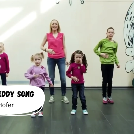 Kinder tanzen zum Teddy Eddy Kinderlied.