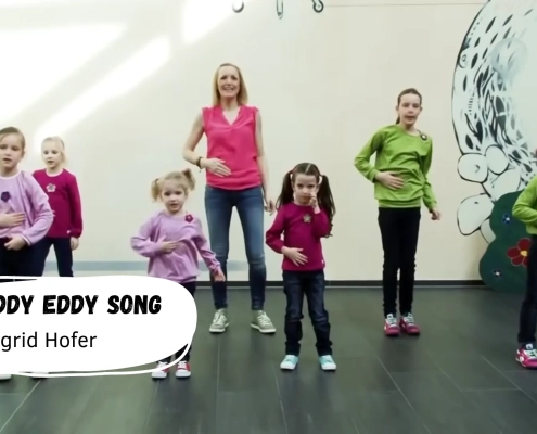 Kinder tanzen zum Teddy Eddy Kinderlied.