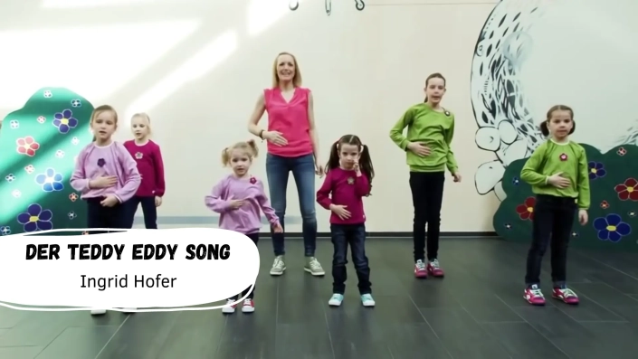 Kinder tanzen zum Teddy Eddy Kinderlied.