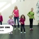 Kinder tanzen zum Teddy Eddy Kinderlied.