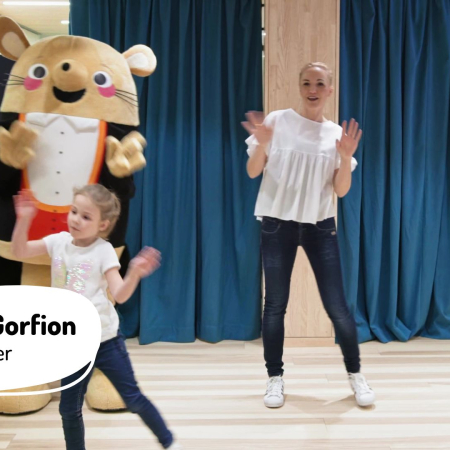 Tanzende Kinder mit Herr Gorfion und Ingrid Hofer