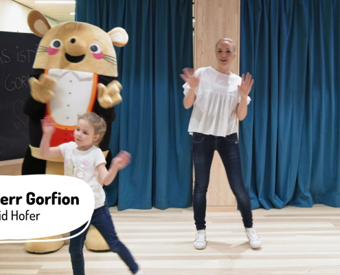 Tanzende Kinder mit Herr Gorfion und Ingrid Hofer