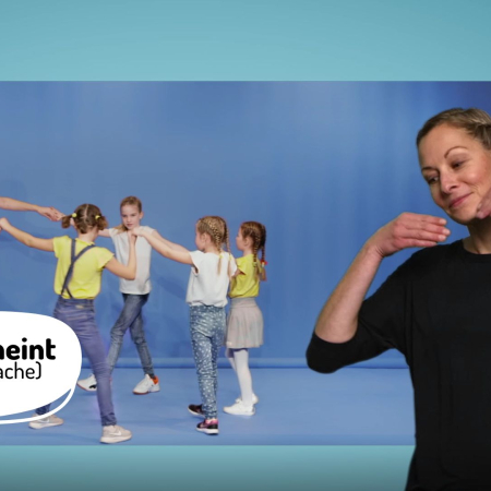 Kinder tanzen und lernen Gebärdensprache.