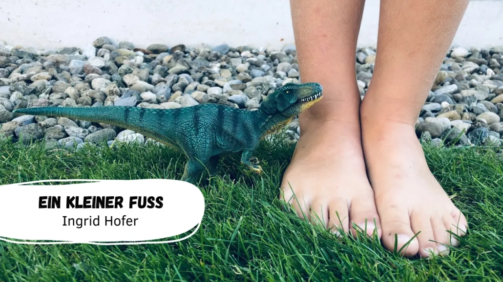 Dinosaurier neben nacktem Fuß.
