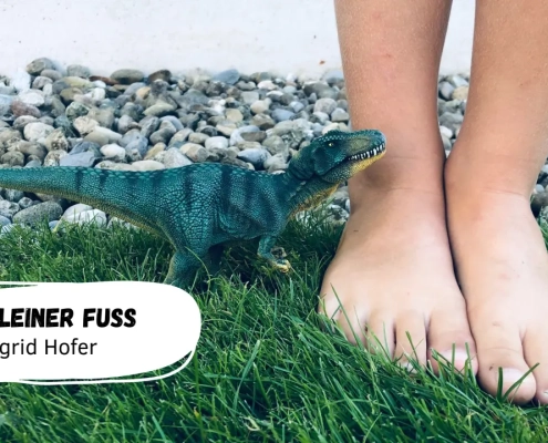 Dinosaurier neben nacktem Fuß.