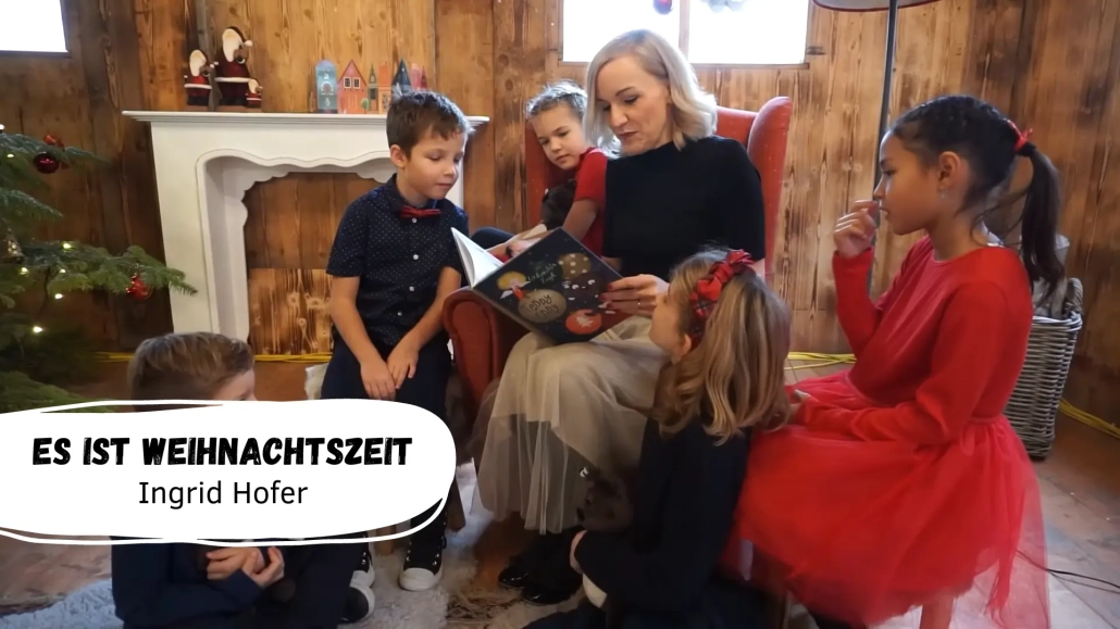 Kinder hören einer Geschichte zu.
