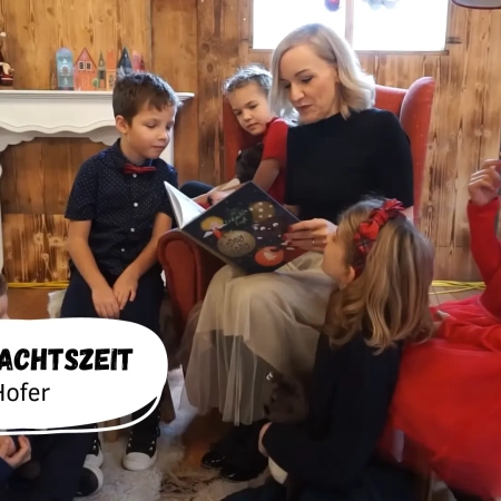 Kinder hören einer Geschichte zu.