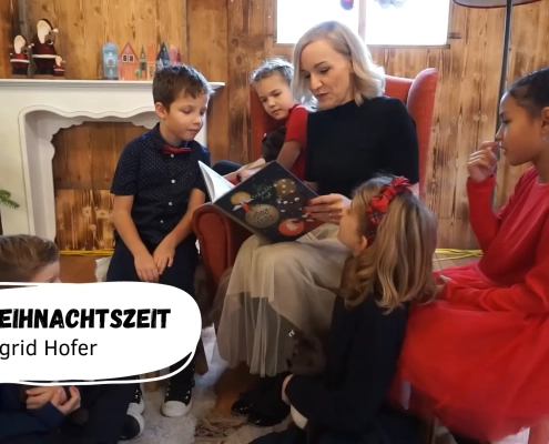 Kinder hören einer Geschichte zu.