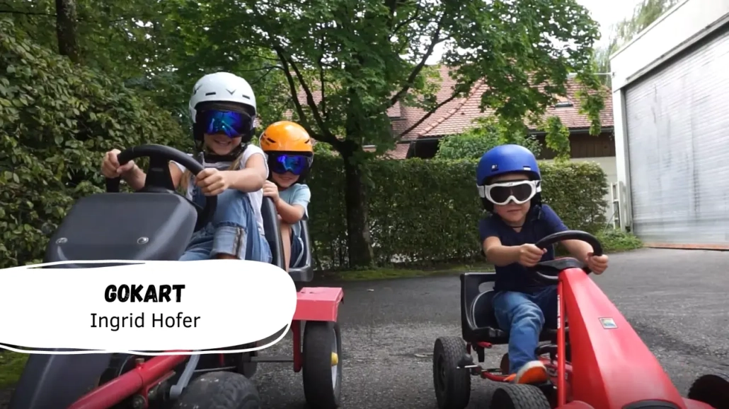 Kinder fahren Gokart im Freien.