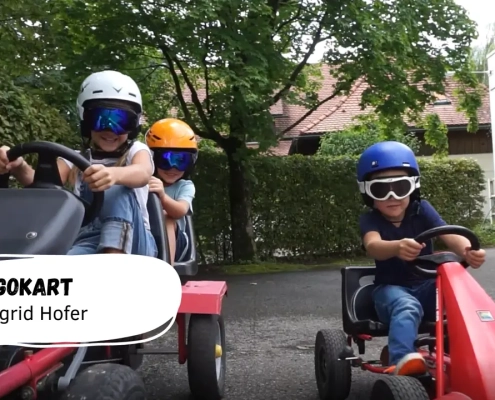 Kinder fahren Gokart im Freien.