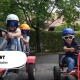 Kinder fahren Gokart im Freien.