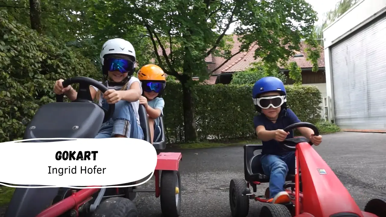 Kinder fahren Gokart im Freien.