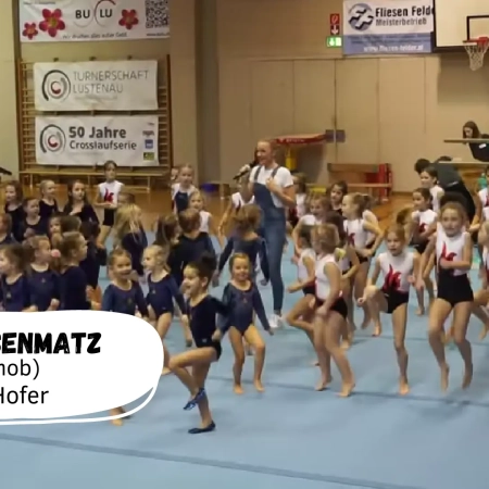 Tanzgruppe in einem Sportzentrum.