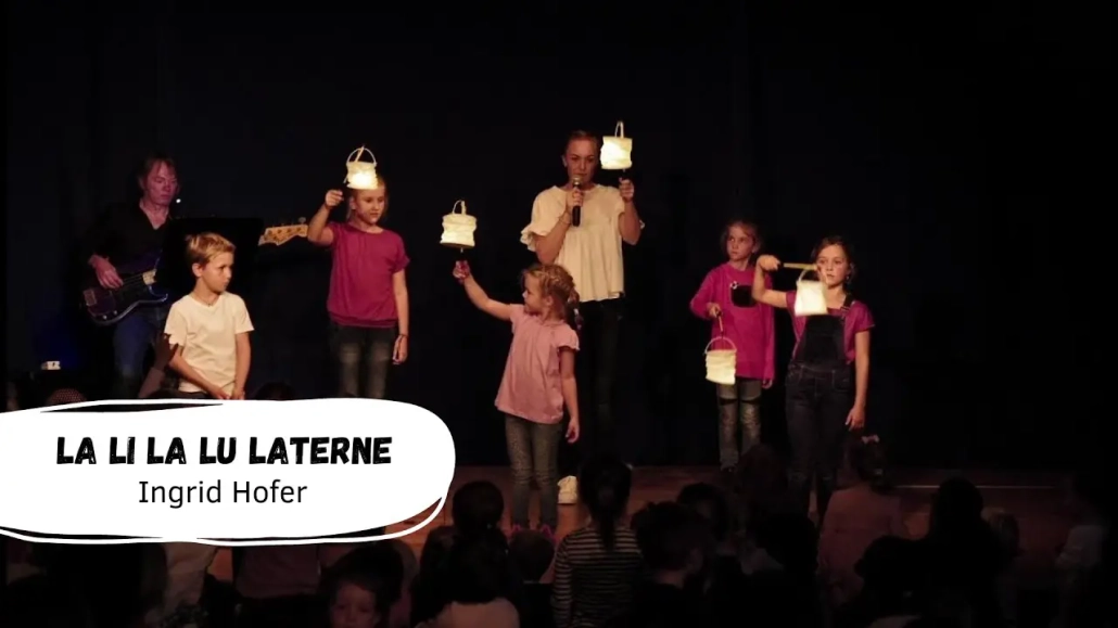 Kinder mit Laternen auf der Bühne.