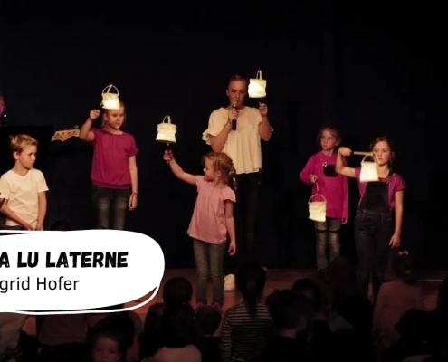 Kinder mit Laternen auf der Bühne.