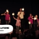 Kinder mit Laternen auf der Bühne.