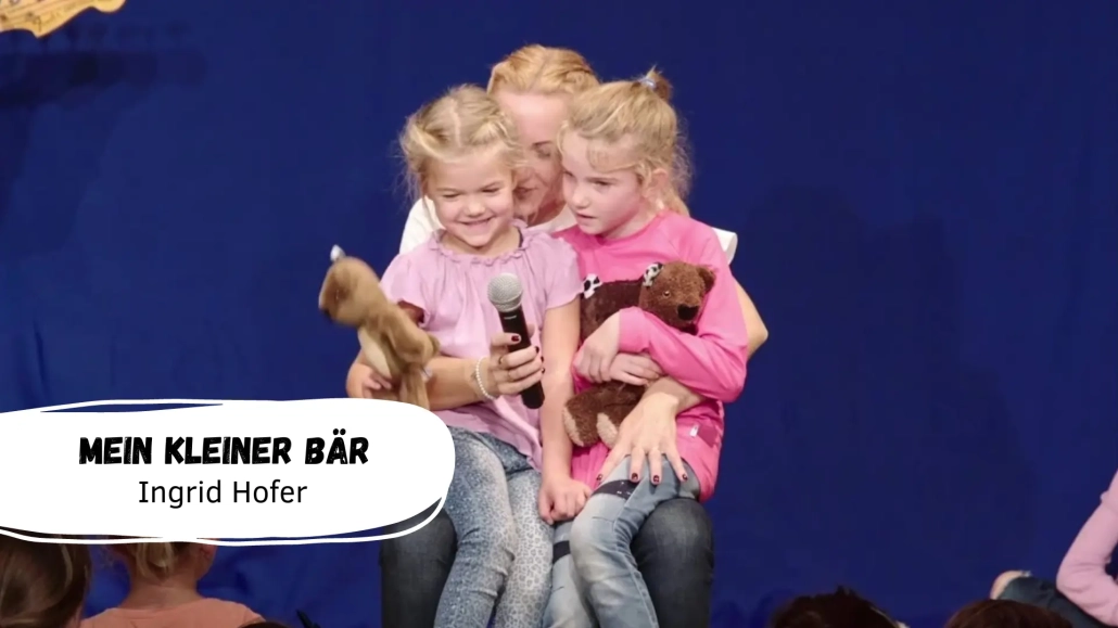 Kinder mit Plüschbären auf der Bühne.