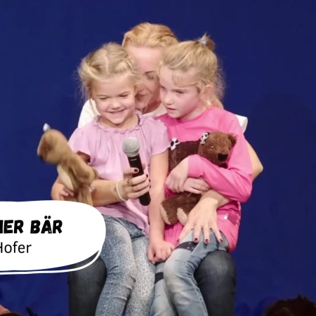 Kinder mit Plüschbären auf der Bühne.
