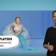 Nixe sitzt auf einem Kissen.