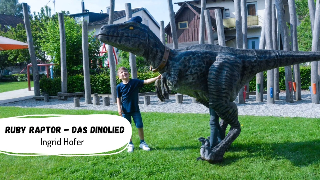 Junge mit Dinosaurier im Park