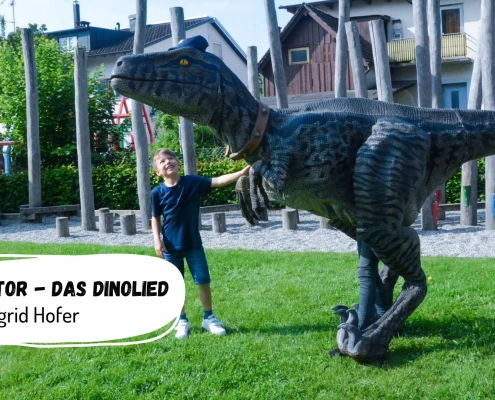 Junge mit Dinosaurier im Park