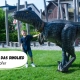 Junge mit Dinosaurier im Park