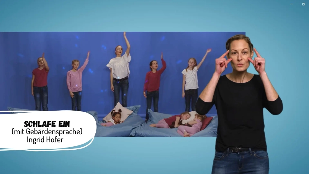 Kinder tanzen und singen zusammen.