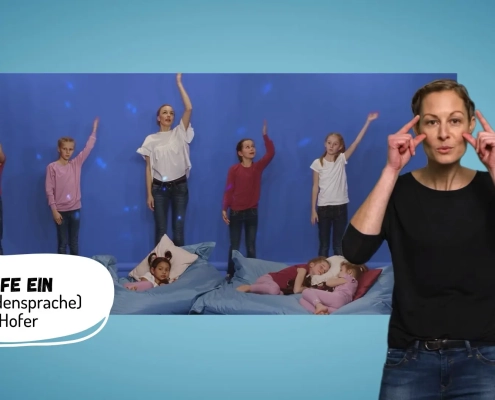 Kinder tanzen und singen zusammen.