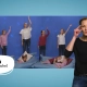 Kinder tanzen und singen zusammen.