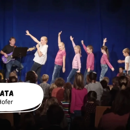 Kinder tanzen auf einer Bühne.