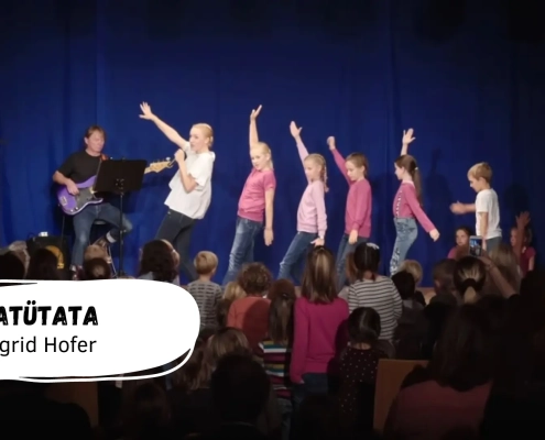 Kinder tanzen auf einer Bühne.