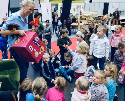 Kinder hören einer Lesung über Teddy Eddy zu.