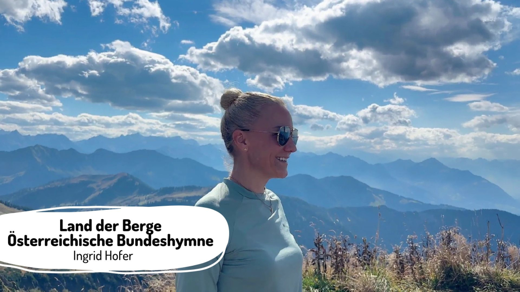Ingrid Hofer vor Berglandschaft mit Himmel.