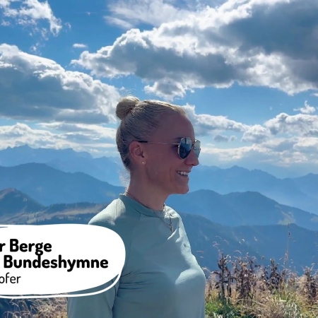 Ingrid Hofer vor Berglandschaft mit Himmel.