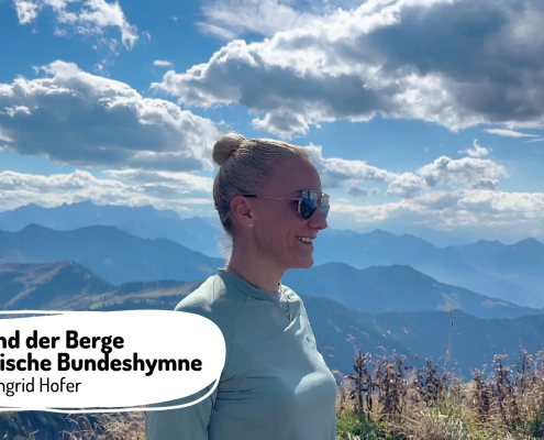 Ingrid Hofer vor Berglandschaft mit Himmel.