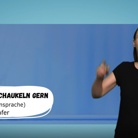 Kinder schaukeln mit Gebärdensprache.