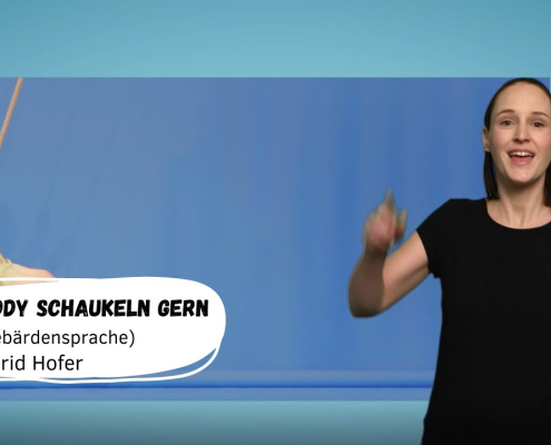 Kinder schaukeln mit Gebärdensprache.