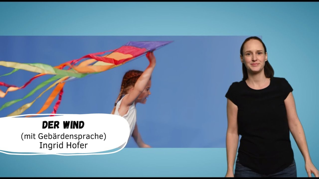 Frau mit bunten Schals im Wind