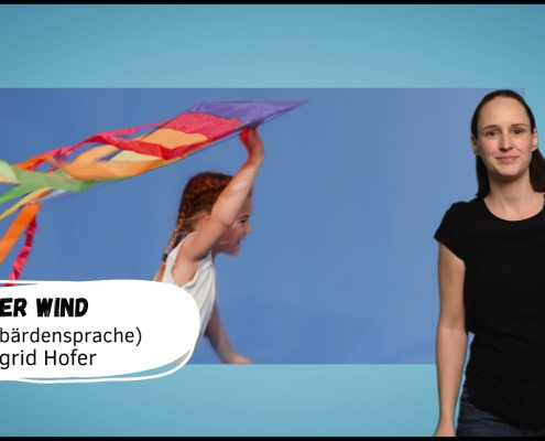 Frau mit bunten Schals im Wind