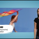 Frau mit bunten Schals im Wind